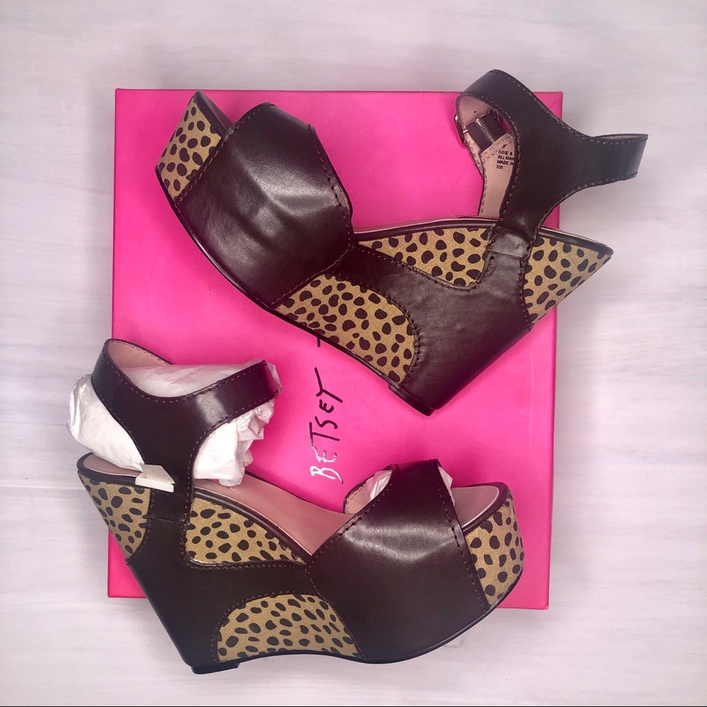 Betsey Johnson Cheetah Print Wedge Sandal. - Picture 2 of 7